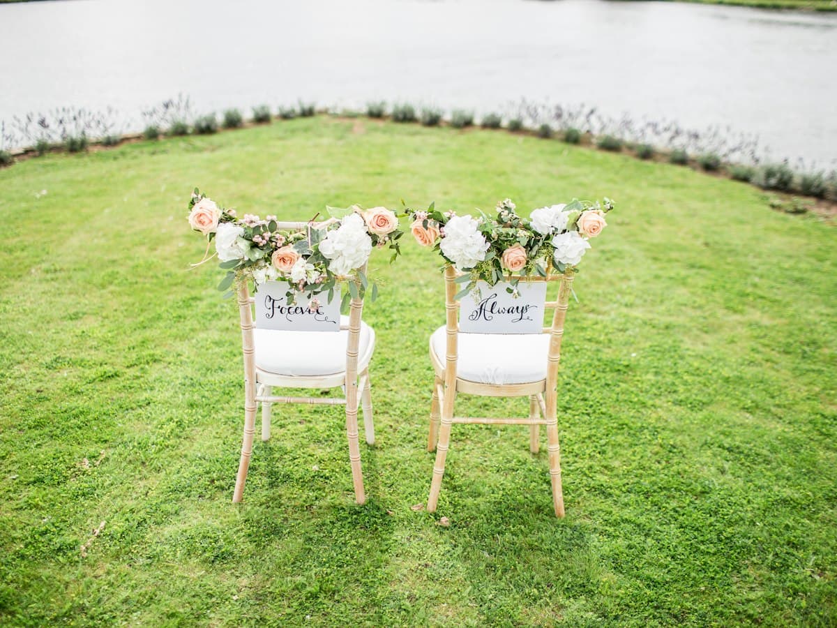 Sillas de ceremonia decoradas con flores al aire libre