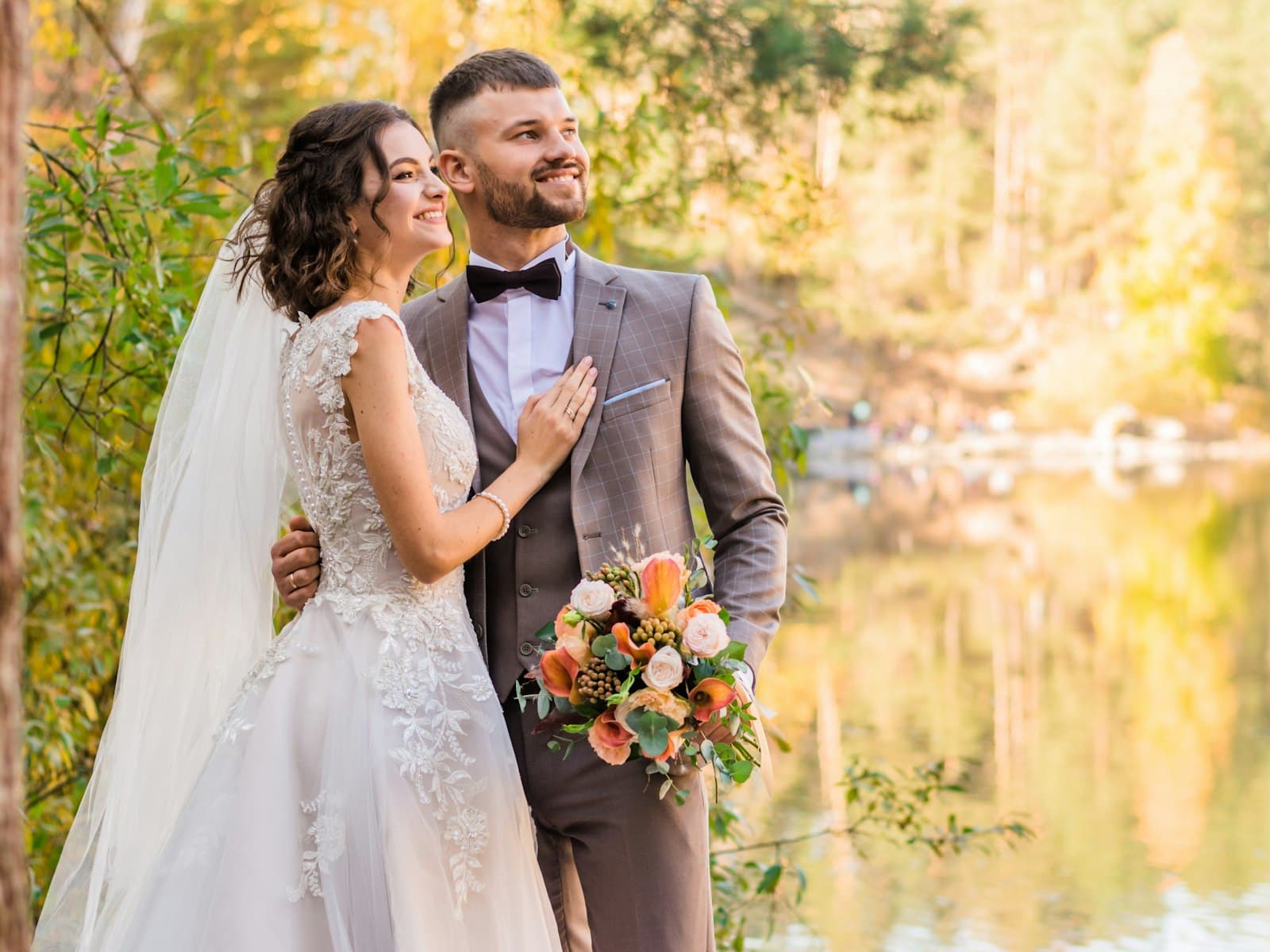 Pareja celebrando en un bosque