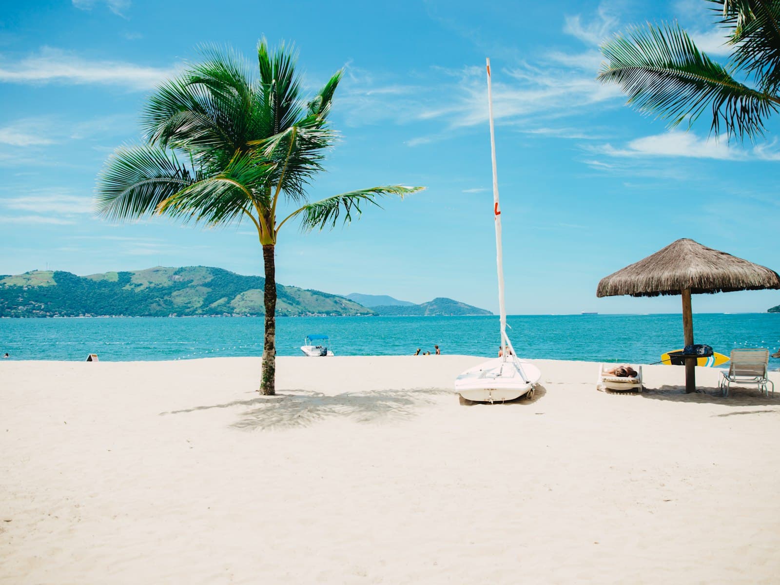 Playa tropical con palmeras y arena blanca