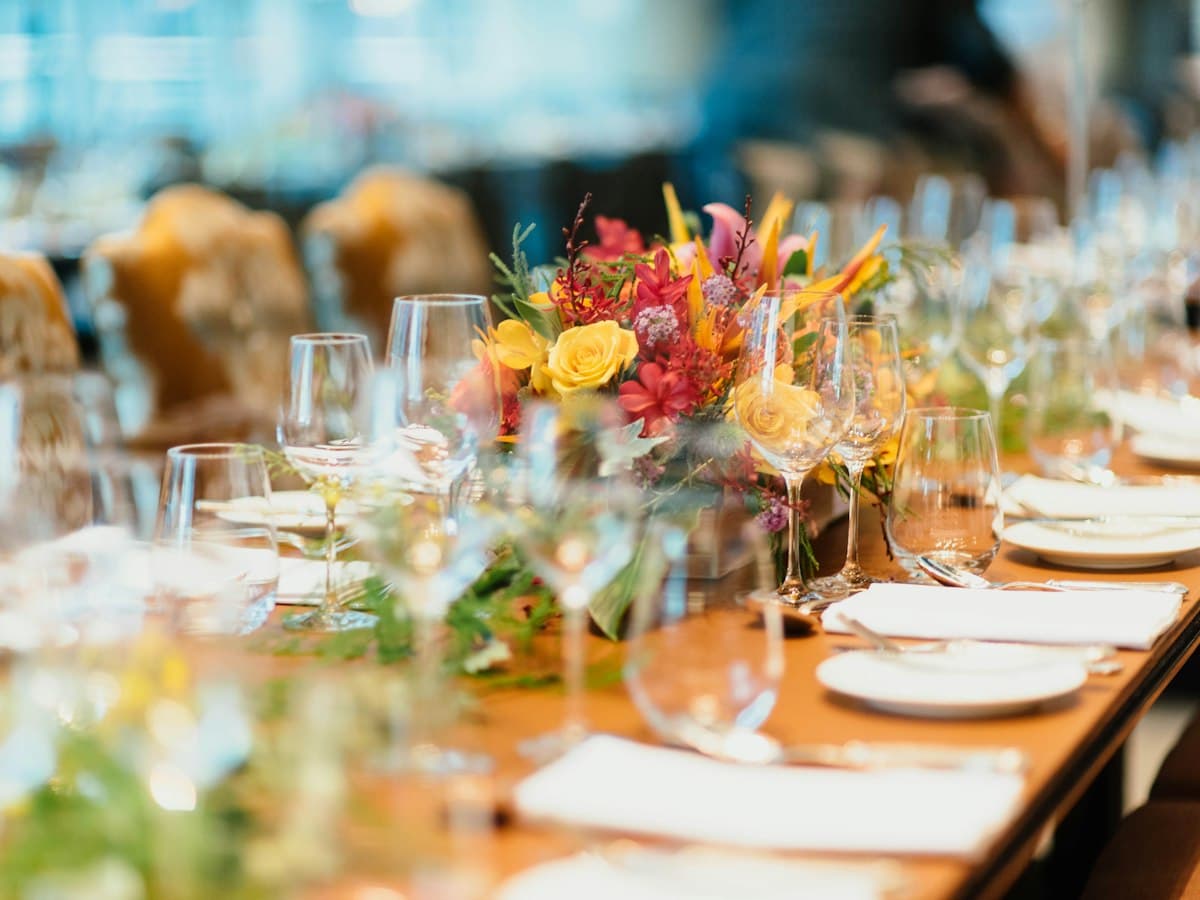 Mesa de banquete decorada con flores