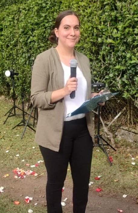 María, de Kastell Tours & Events, conduciendo una ceremonia al aire libre