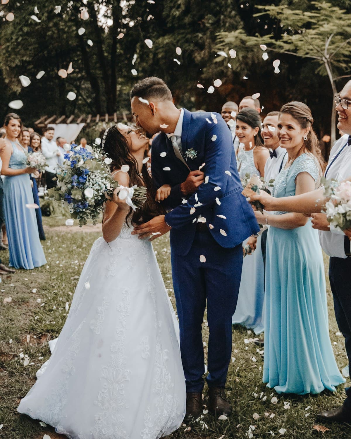 Recién casados celebrando junto a sus invitados