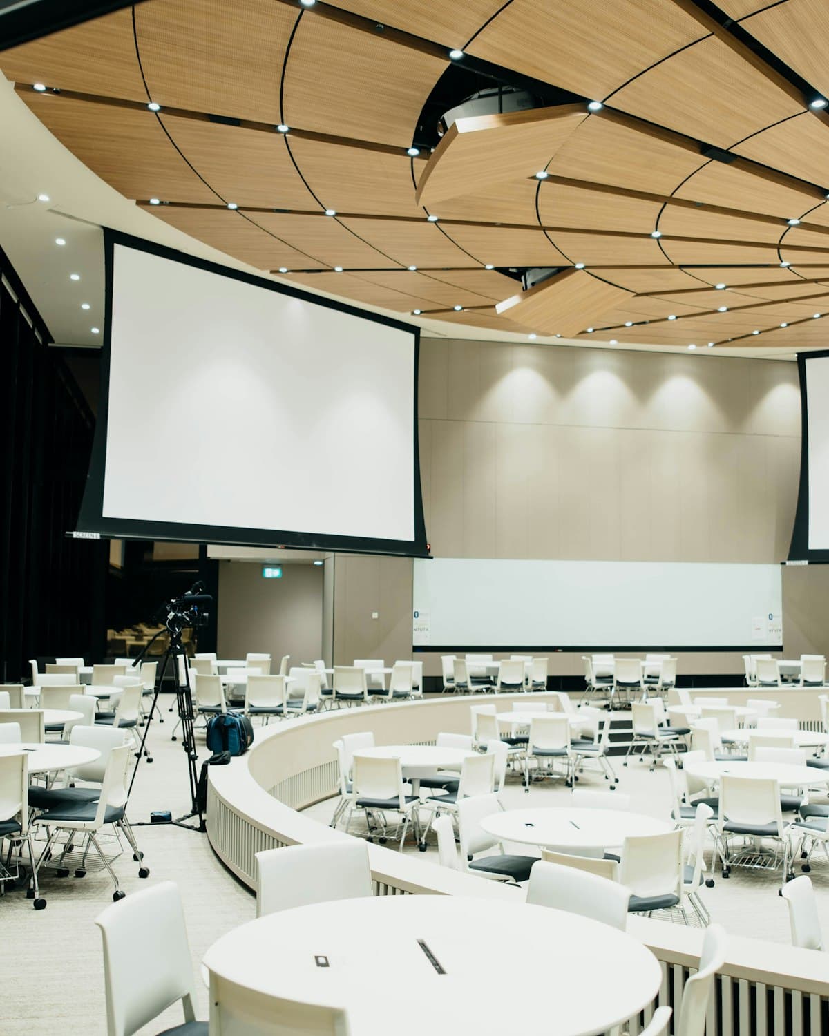Salón preparado para una conferencia corporativa