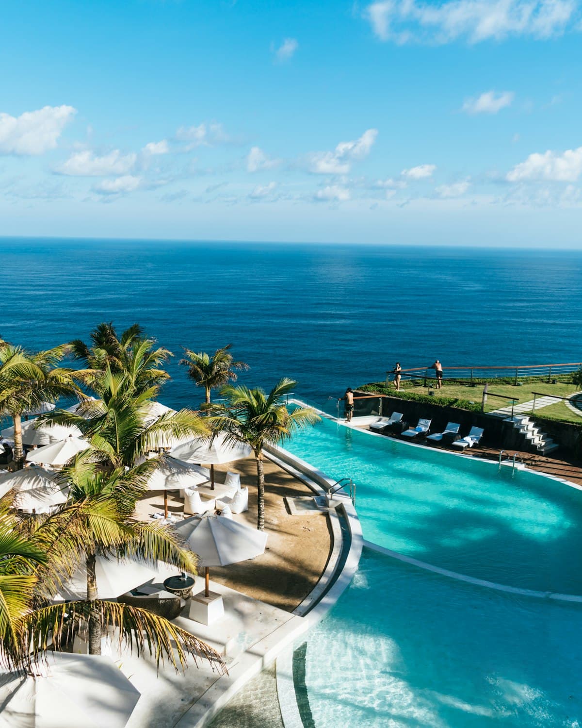 Resort de lujo con piscina frente al mar